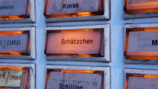 Beleuchtetes Klingelschild mit dem Namen Schätzchen (Quelle: imago images)