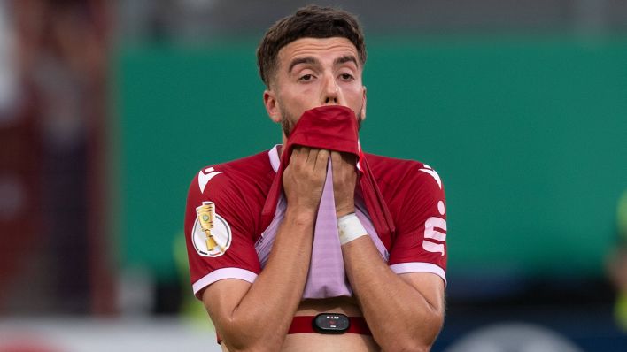 Dominik Pelivan von Energie Cottbus enttäuscht nach dem Pokalaus gegen den SC Paderborn. Quelle: imago images/Matthias Koch