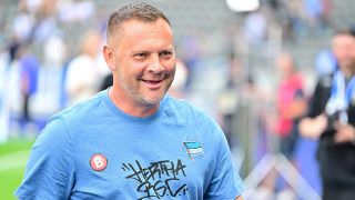 Hertha-Trainer Pal Dardai lächelt beim Spiel gegen Fürth (imago images/Zink)