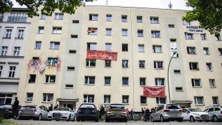 Archivbild: Banner und Schriften an der Fassade - Räumung des Hauses Habersaathstrasse 48 - in Berlin am 9. August 2023. (Quelle: imago images/E. Contini)