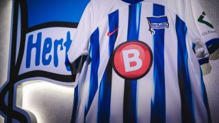 Das Logo des Sportwetten-Anbieters CrazyBuzzer wird künftig die Brust des Hertha-Trikots zieren (Hertha BSC)