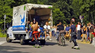 Archivbild: Ein Robben & Wientjes Miettransporter bringt am 24.07.2005 die Downhill Longboarder den Hügel hinauf. (Quelle: Imago Images/Kathrin Schubert)