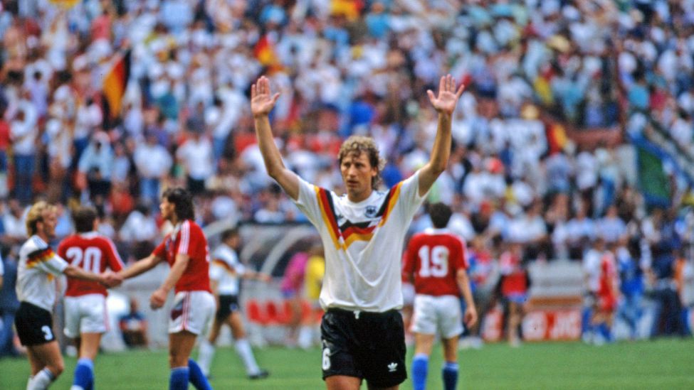 Der deutsche Nationalspieler Guido Buchwald nach dem WM-Spiel gegen die CSFR 1990 (imago images/Pressefoto Rudel)