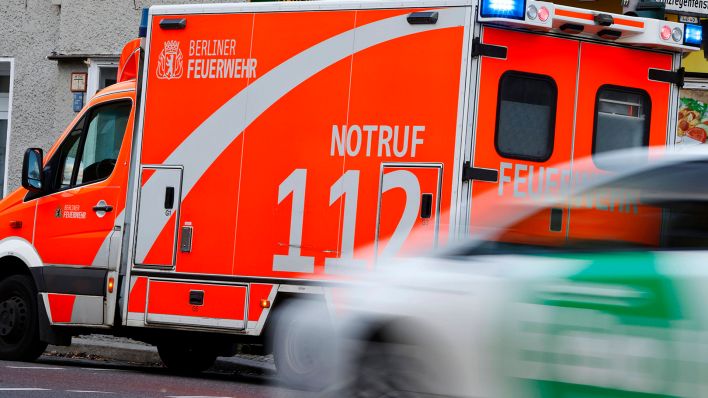 Symbolbild: Rettungswagen der Berliner Feuerwehr mit Blaulicht (Quelle: IMAGO/Sebastian Gabsch)