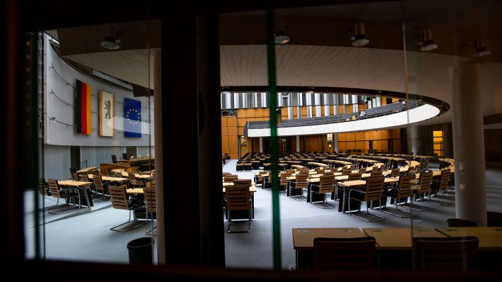 Symbolbild: Der leere Plenarsaal im Abgeordnetenhaus in Berlin (Quelle: IMAGO/Emmanuele Contini)