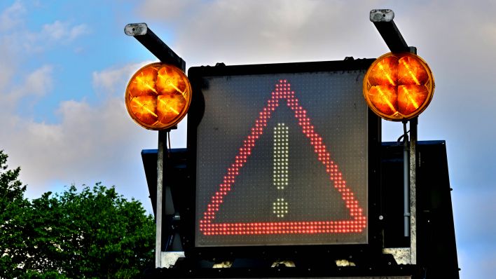 Symbolbild: Das Verkehrszeichen weist auf eine Straßensperrung hin. (Quelle: IMAGO/Rolf Poss)