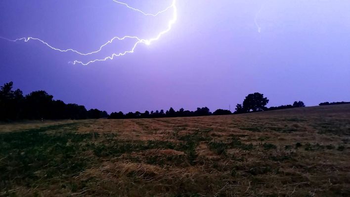 Symbolbild: Unwetter zieht mit Blitz-Gewitter über Land Brandenburg hinweg. (Quelle: IMAGO/CHP)