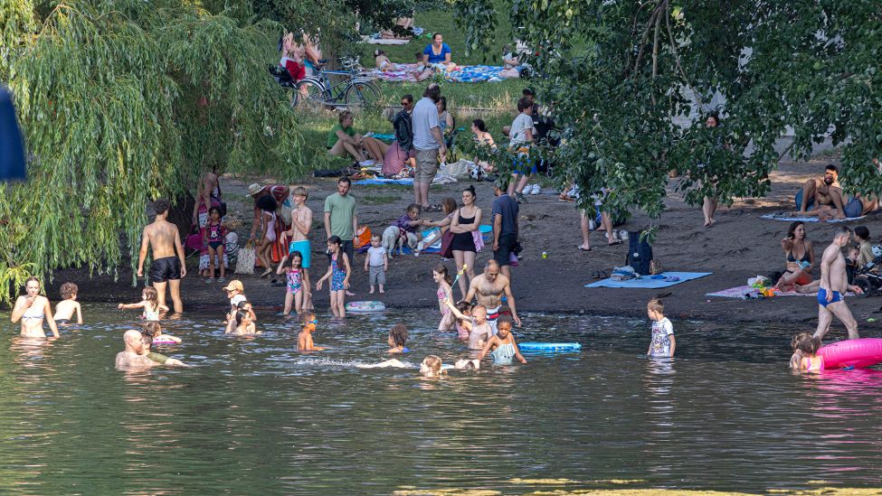 Bei sommerlich heissen Temperaturen sind am 09.07.2023 sowohl die wilden illegalen Badestellen am Weissen See voll, wie auch das Standbad Weissensee. (Quelle: Imago Images/Olaf Wagner)