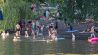 Bei sommerlich heissen Temperaturen sind am 09.07.2023 sowohl die wilden illegalen Badestellen am Weissen See voll, wie auch das Standbad Weissensee. (Quelle: Imago Images/Olaf Wagner)