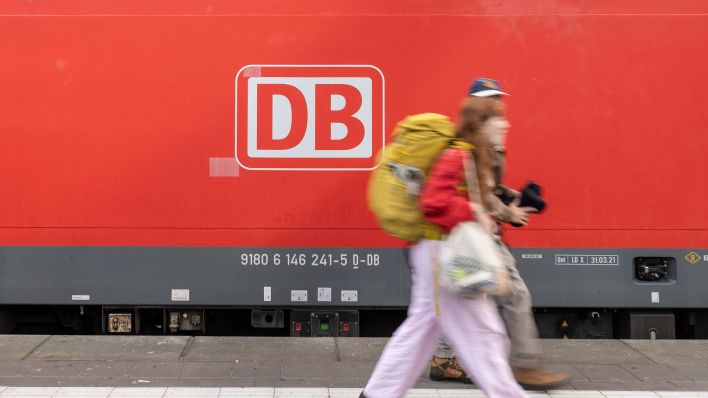 Symbolbild: Eine Lokomotive der Deutschen Bahn steht am 06. August 2023 im Hauptbahnhof München. (Quelle: Imago Images/Chris Emil Janssen)