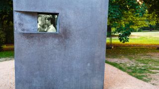 Symbolbild: Denkmal für die im Nationalsozialismus verfolgten Homosexuellen im Tiergarten (Quelle: IMAGO/Lothar Steiner)