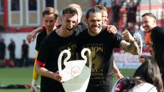 Union-Spieler Robin Knoche und Christopher Trimmel mit Champions-League-Pokalattrappe (Bild: Imago Images/Contrast)