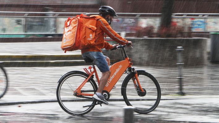 Symbolbild: Fahrradkurier vom Internet Portal Lieferando bei der Lieferung von Speisen in der Innenstadt. (Quelle: imago images/R. Peters)