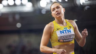 Sprinterin Gina Lückenkemper nach ihre Ausscheid im Halbfinale über 100 Meter bei der Leichtathletik WM (imago images/Beautiful Sports)