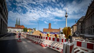 Blick über die Baustelle für das neue Quartier Molkenmarkt auf das Rote Rathaus und den Fernsehturm. (Quelle: imago-images/Jürgen Ritter)
