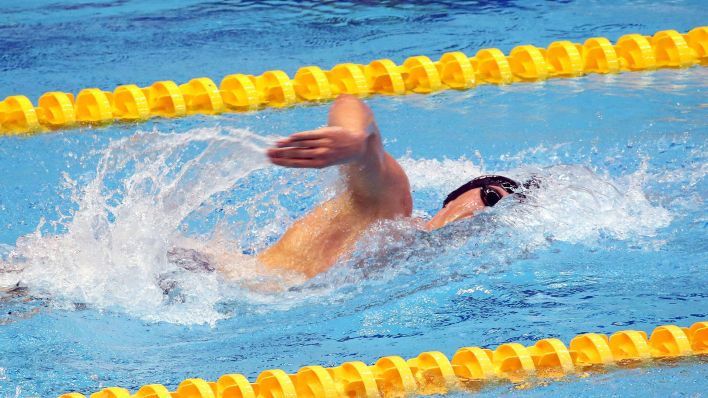 Ein Schwimmer im Wasser (Foto: imago images / Nordphoto)