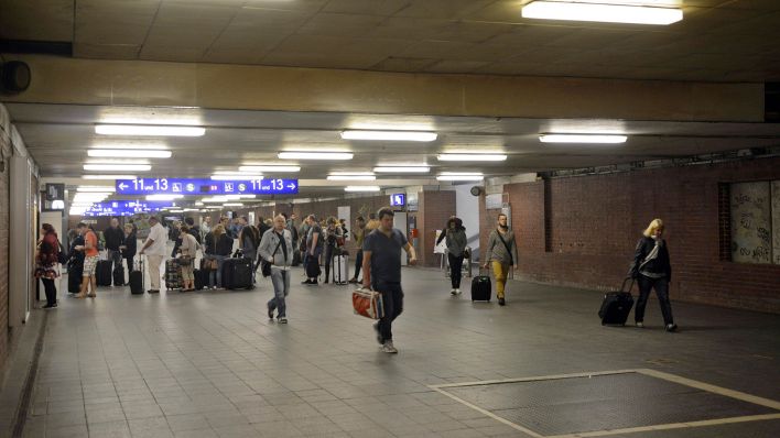 Archivbild:Am 10.07.2015 befinden sich viele Fluggäste am S-Bahnhof Schönefeld.(Quelle:imago images/B.Friedel)