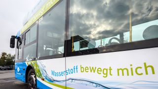 Symbolbild: Wasserstoffbus an einer mobilen H2 Wasserstofftankstelle. (Quelle: imago images/R. Oberhäuser)