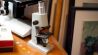 Ein Schulmikroskop steht auf einer Anrichte (Quelle: rbb/Oliver Noffke)