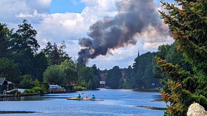 Brand in Alt Rahnsdorf: Rauchsäule über einer Fischerhütte (Quelle: rbb/Uwe Wichert)