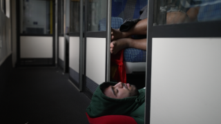 Ein Passagier schläft in einem Abteil des Nachtzugs zwischen Berlin und Budapest. (Quelle: rbb)