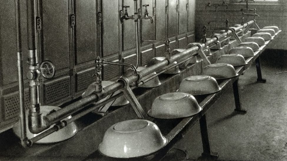 Waschraum im Wohlfahrtsgebäude der AFA in der Wilhelminenhofstraße im Jahr 1938 (Quelle: SDTB, Historisches Archiv).