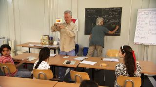Werner Behrendt und Doris Settgast geben zwei Mal die Woche Deutsch-Unterricht in der in Erstaufnahmeeinrichtung Buchholzer Straße in Berlin-Blankenfelde (Quelle: rbb)