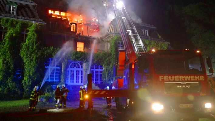 Märkische Schweiz: Pożar zamku „Haus am Tornowsee” powoduje szkody dla milionów ludzi