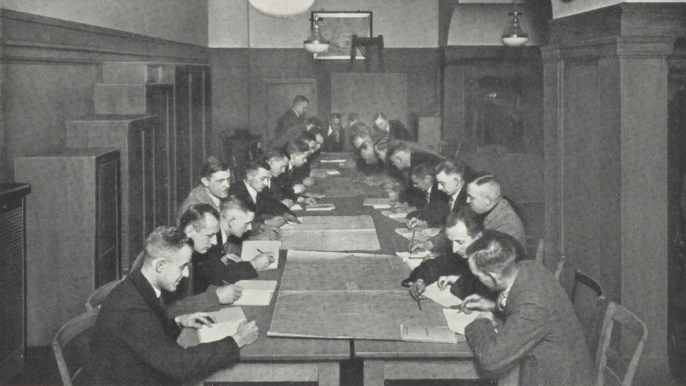 Vorarbeiter-Kurs im Jahr 1928 im Kabelwerk Oberspree, Kantinenräume, Wilhelminenhofstraße in Berlin-Oberschöneweide, AEG-Broschüre "Ausbildungswesen" (Quelle: Stiftung Deutsches Technikmuseum Berlin).
