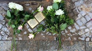 Auf den Stolpersteinen für Max Harry und Marie Erna Frommermann sind Blumen abgelegt.(Quelle:rbb)