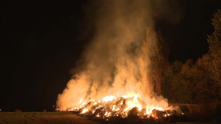 1000 Strohballen brennen am 12.09.2023 in Dedelow, in der Uckermark. (Quelle: NonstopNews)