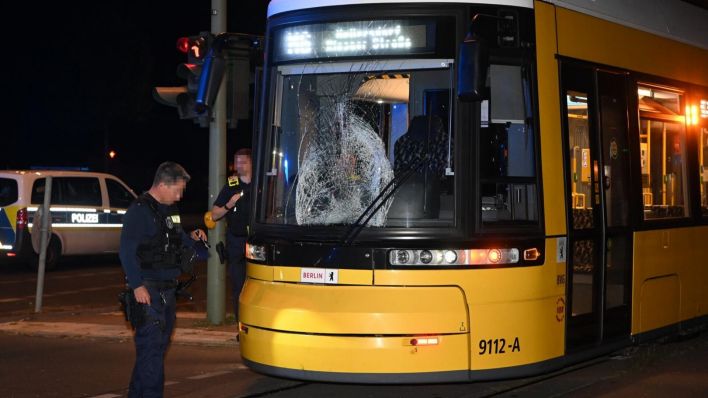 Beschädigte Tram nach Unfall in Lichtenberg (Quelle: Pudwell)