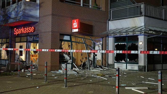 In Großziethen in der Gemeinde Schönefeld wurde in der Nacht zum 4. September 2023 ein Geldautomat einer Sparkasse gesprengt. (Quelle: NonstopNews)