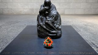 Symbolibld: Gedenkskulptur Pieta von Käthe Kollwitz im Mahnmal Neue Wache in Berlin, aufgenommen am 13.06.2011. (Quelle: Picture Alliance/Michael Weber)