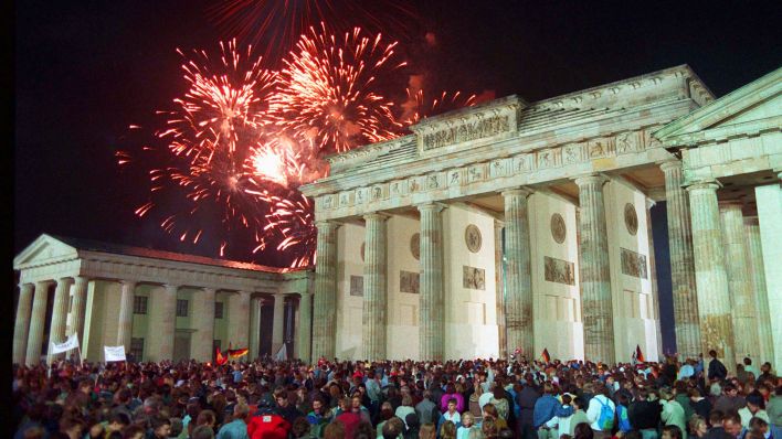 03.10.1990, Berlin: Mit einem Feuerwerk am Brandenburger Tor in Berlin feierten rund eine Million Menschen in der Nacht vom 02. auf den 03. Oktober die deutsche Wiedervereinigung. (Quelle: dpa)