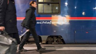 Passagiere steigen am 19.11.2018 in Zürich in einen Nightjet der OEBB nach Hamburg. (Quelle: dpa/Keystone/Christian Beutler)