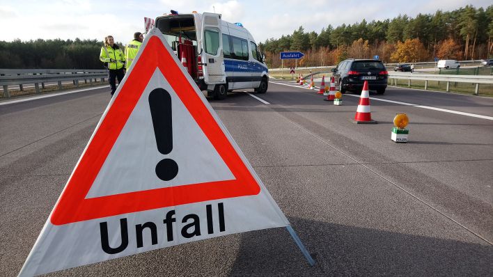 Autobahn gesperrt: Ein Mensch stirbt durch Unfall auf der A2 in Brandenburg