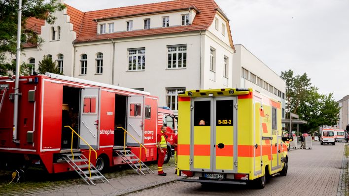 Ein Rettungswagen fährt am 13.06.2019 in der Oberhavel Klinik Oranienburg vor, um von dort Patienten zu evakuieren. (Quelle: dpa/Christoph Soeder)