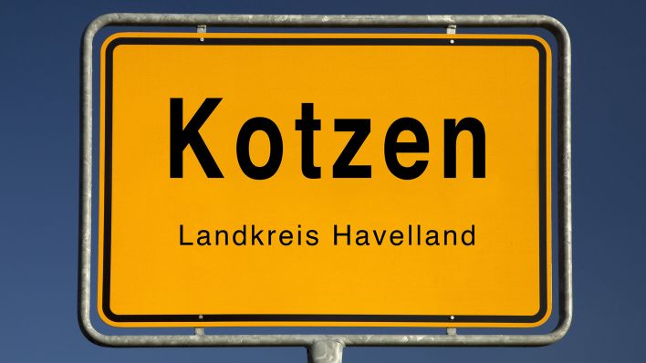 Ortseingangsschild von Kotzen, Gemeinde im Landkreis Havelland, Brandenburg. (Quelle: dpa/Zoonar.com/Stefan Ziese)