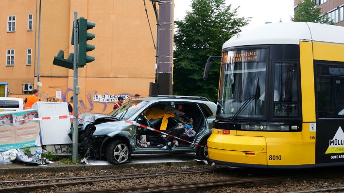 Symbolbild: Ein beschädigter Wagen steht nach einem Unfall an einer Ampel im Gleisbett der Straßenbahn. (Quelle: dpa/Annette Riedl)