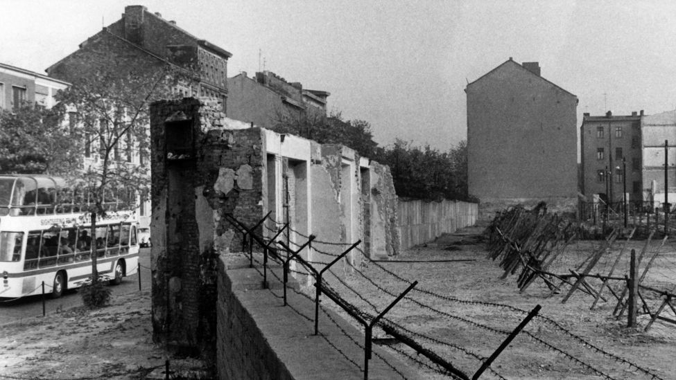 Blick auf die Berliner Mauer mit Sperranlagen und Todesstreifen am 22.10.1965 in der Bernauer Straße in Berlin-Wedding. (Quelle. dpa/Konrad Giehr)