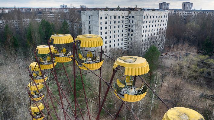 Ein verlassenes Riesenrad ist am 15.04.2021 in Pripyat der Sperrzone um Tschernobyl zu sehen. (Quelle: dpa/AP/Efrem Lukatsky)