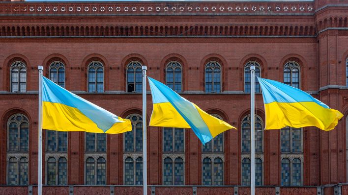 Ukrainische Flaggen wehen vor dem Roten Rathaus in Berlin (Quelle: dpa/Shotshop/Spremberg)