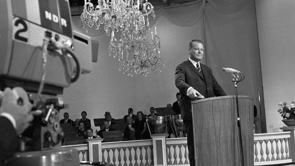 Bundesaußenminister Willy Brandt löst am 25.08.1967 auf der "Internationalen Funkausstellung" in Berlin mit einem Knopfdruck den offiziellen Start des Farbfernsehens in Deutschland aus. (Quelle: dpa)