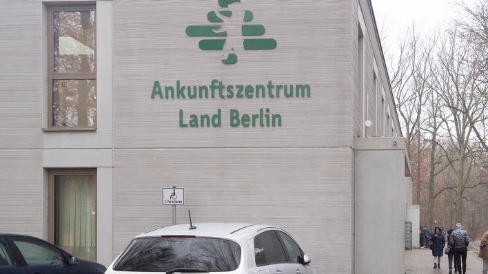 Archivbild vom 22.12.2022: "Ankunftszentrum Land Berlin" steht auf der Fassade eines Gebäudes auf dem Gelände der Erstaufnahmeeinrichtung des Landesamtes für Flüchtlingsangelegenheiten (LAF) in Reinickendorf (Quelle: dpa / Paul Zinken).