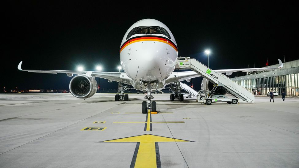 Symbolbild: Der neue Airbus A350 "Konrad Adenauer" der Flugbereitschaft steht auf dem militärischen Teil des Flughafens Berlin-Brandenburg (BER). (Quelle: dpa/Kay Nietfeld)