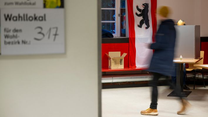 Symbolbild: Ein Mann kommt am 12.02.2023 zur Stimmabgabe in ein Wahllokal im Berliner Bezirk Pankow. (Quelle: dpa/Monika Skolimowska)