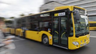 Symbolbild: Ein Bus der BVG fährt am 15.09.2022 am Zoologischen Garten in Berlin vorbei. (Quelle: dpa/Jörg Carstensen)