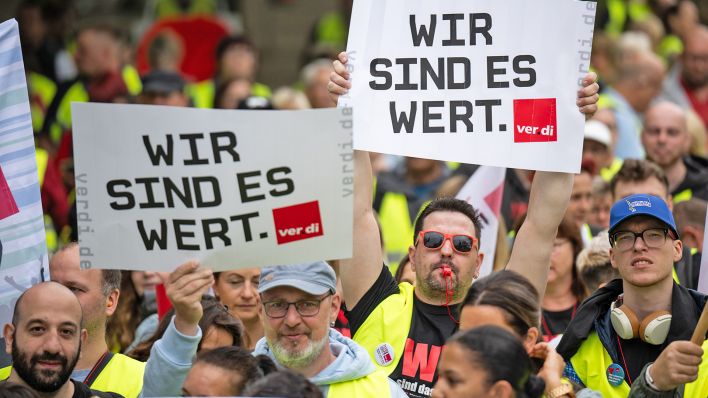 Teilnehmer einer Verdi Kundgebung halten am 21.07.2023 in Berlin Schilder mit der Aufschrift "Wir sind es wert." hoch. (Quelle: dpa/Hannes P Albert)