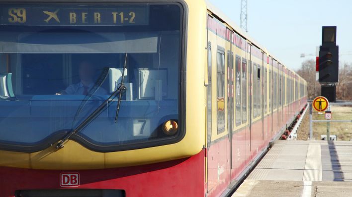 Symbolbild: S-Bahn der Linie 9 nach Flughafen BER Terminal 1-2 am 08.03.2022. (Quelle: dpa/Caro/Sorge)